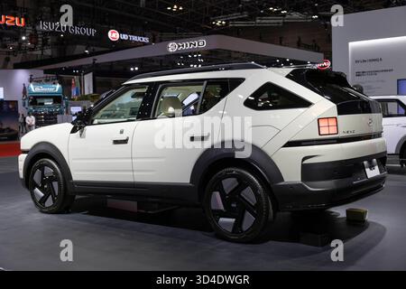 Tokio, Japan. 30. Oktober 2025. Hyundai Nexo auf der Japan Mobility Show 2025. Auf der Japan Mobility Show 2025 zu sehen. Tokios großer Anblick pulsiert mit dem Brüllen der Innovation, während die Japan Mobility Show 2025''`umfirmierte Erbe der geschichtsträchtigen Tokyo Motor Show''`von Oktober 30 bis zum 9. November stattfindet und die Augen auf Japans sich entwickelndes Automobil-Ethos lenkt. Unter dem Flüstern einer Verlangsamung des Elektrofahrzeugs drehen sich die Aussteller mutig: Futuristische kompakte Konzepte, erweiterte Luxuslinien und elektrische Runabouts in Kei-Größe weisen auf marktspezifische Elektrifizierung hin. An den von Manga inspirierten Kabinen werden erfrischte Minivans und Auto beleuchtet Stockfoto